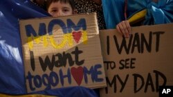 Архівне фото: українці протестують біля російського посольства в Румунії. AP Photo/Vadim Ghirda