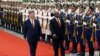 Chủ tịch Trung Quốc Tập Cận Bình (trái) và Tổng thống Nam Phi Cyril Ramaphosa duyệt hàng quân danh dự tại Đại lễ đường Nhân dân ở Bắc Kinh , ngày 2/9/2024.