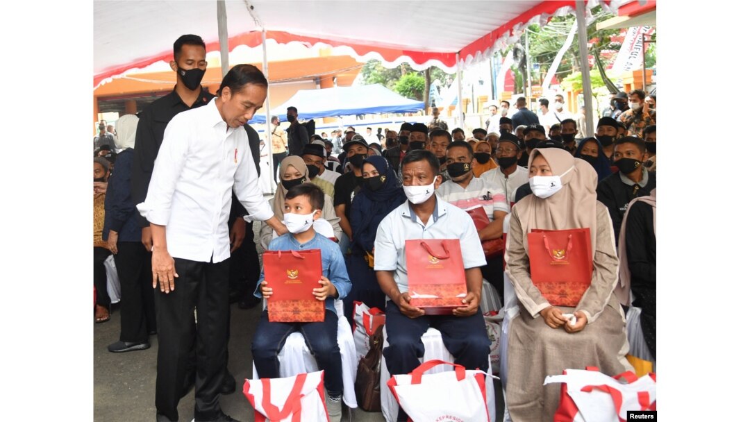 Indonesian President Joko Widodo meets with relatives of the victims of a riot and stampede following a soccer match between Arema vs Persebaya Surabaya in Malang, East Java province, Indonesia, Oct. 5, 2022. (Indonesia Presidential Palace/Handout via Reuters)