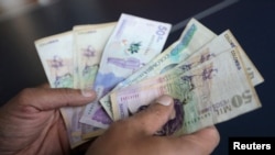FOTO DE ARCHIVO: Un empleado cuenta pesos colombianos en una tienda en Bogotá, Colombia, el 28 de diciembre de 2018. REUTERS/Luisa Gonzalez/File Photo