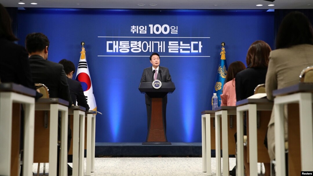 윤석열 한국 대통령이 지난 17일 집무실에서 취임 100일 기념 기자회견을 했다.