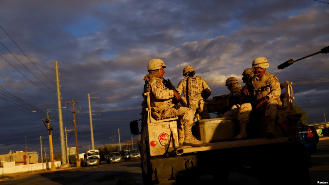 Miembros de las fuerzas federales mexicanas patrullan las calles como parte de una operación de seguridad para reducir la violencia en Ciudad Juárez, México, el 16 de agosto de 2022.
