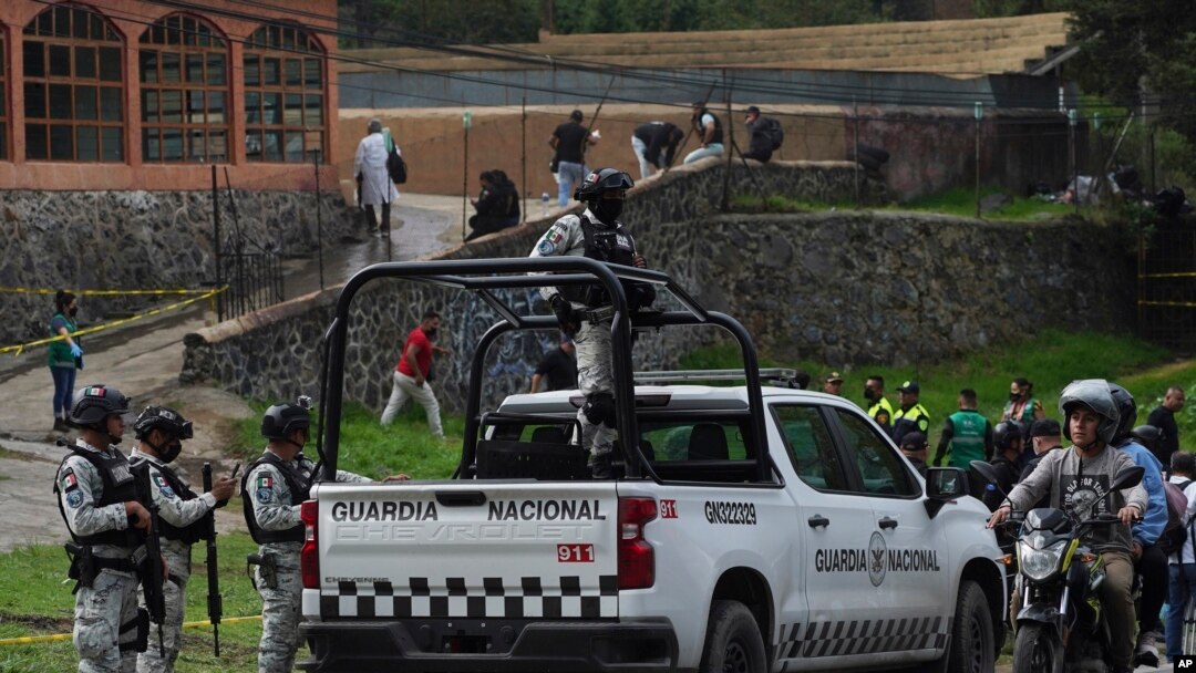 Elementos de la Guardia Nacional custodian el lugar donde se produjo un enfrentamiento entre grupos de delincuentes, que dejó varios policías heridos y más de una decena de personas detenidas, en Tupilejo, Ciudad de México, el martes 12 de julio. 2022.