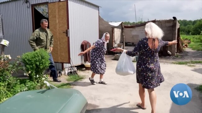 In Ukraine’s Hard-Hit Chernihiv, Volunteers Help Older People Survive