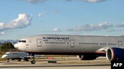 Một chiếc máy bay của hãng hàng không Nga Aeroflot cất cánh từ Sân bay quốc tế Los Angeles, Hoa Kỳ, vào ngày 22 tháng 2 năm 2022.