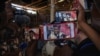 Los periodistas filman al ex oficial de policía Jimmy 'Barbecoa' Cherizier, líder de la coalición G9, mientras realiza un recorrido para los medios de comunicación en el barrio de chabolas La Saline, de Puerto Príncipe, Haití, el 3 de noviembre de 2021.