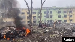 На фото: Атомобілі та будівля лікарні, зруйновані внаслідок авіаційного удару під час вторгнення Росії в Україну