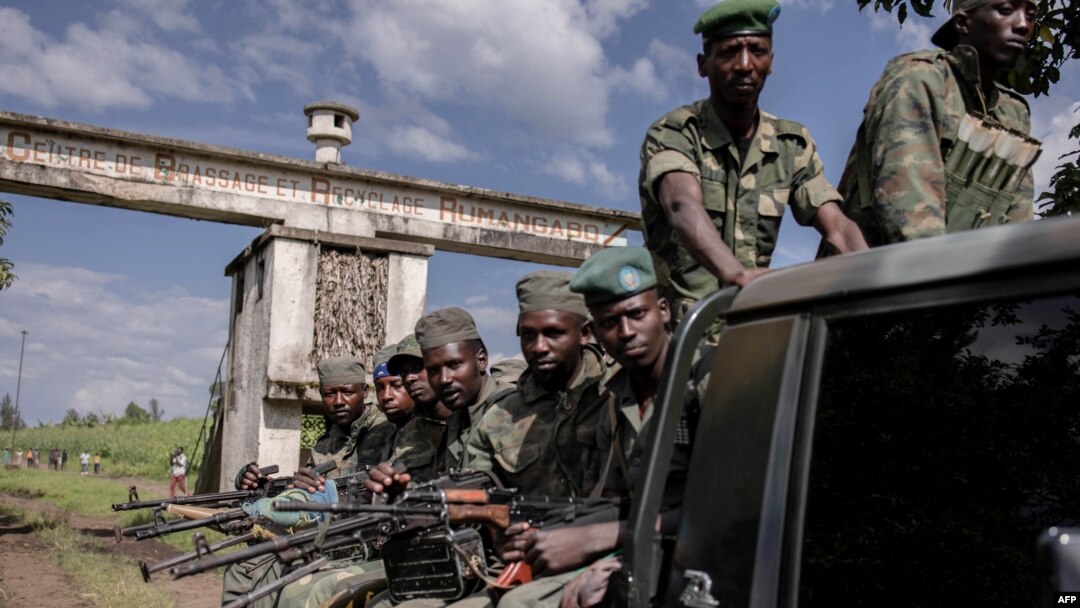 Batomboki ba lingomba M23 bazali kolongwa na camp ya basoda ya Rumangambo, na Rutshuru, Nord-Kivu, o'mokolo mwa 6 sanza ya yambo 2023. (Photo.Guervhom Ndebo/AFP)