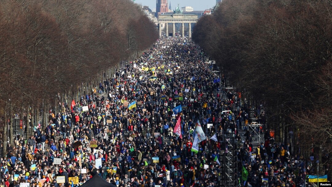People take part in an anti-war demonstration "Stop the War. Peace and Solidarity for the People in Ukraine", to protest against Russia's invasion of Ukraine, on the Strasse des 17. Juni, near the Brandenburg Gate, in Berlin, Germany, March 13, 2022. 