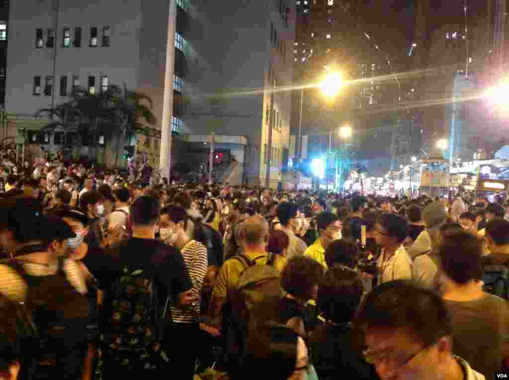 9点前,在中联办外与警察对峙的示威者突然撤离,轻往西区警署外的徳辅道西和西边街道口,现场双向交通中断,一场自2014年雨伞运动后的占领行动在酝酿中,现场至少有几千之。十多分钟后,警方开始广播,要求占路人士离开。
