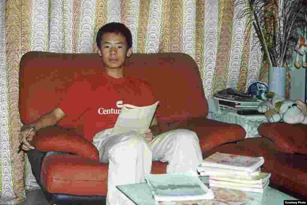 王夕越总是书不离手。他后来的妻子曲桦说：&ldquo;他是那种特别阳光，特别贫的北京男孩，喜欢讲历史段子，恨不得能说单口相声。&rdquo;（曲桦提供）