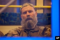 Український військовик під час евакуації з "Азовсталі", 17 травня 2022, AP Photo/Alexei Alexandrov
