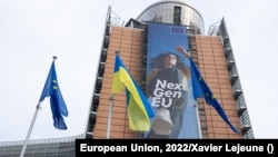 Ілюстративне фото. Прапори ЄС та України біля будівлі Єврокомісії, Брюссель. European Union, 2022/Xavier Lejeune