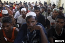 Chính phủ Myanmar không chịu dùng từ Rohingya để chỉ nhóm sắc tộc này mà coi họ là người Bengali di trú bất hợp pháp từ Bangladesh.
