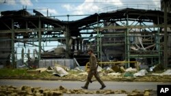 Фото: український військовий біля гіпсового заводу в Бахмуті, Україна, 28 травня 2022 року (AP Photo/Франциско Секо)