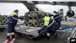 Архівне фото: Працівники розвантажують військову допомогу, надану США Україні, Бориспіль, лютий 2022 року