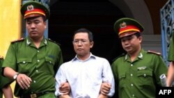 Nhà hoạt động Phạm Minh Hoàng tại tòa sơ thẩm tháng 8/2011