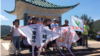 香港支联会成员向媒体展示风筝行动主题 （美国之音记者申华 拍摄）