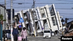 Një ndërtesë e rrëzuar në qytetin Wajima, si pasojë e tërmetit që goditi Japoninë.
