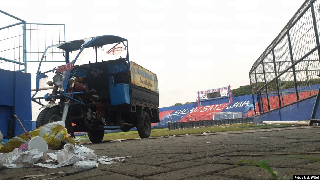 Kondisi di salah satu sudut Stadion Kanjuruhan pasca kerusuhan 1 Oktober 2022. (Foto: VOA/Petrus Riski)