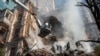 Фото: Пожежники працюють на місці атаки дрона в Києві 17 жовтня 2022 року. (AP Photo/Roman Hrytsyna)