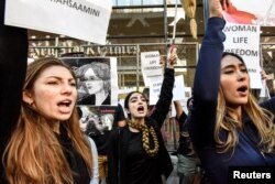 Watu wakishiriki katika maandamano dhidi ya utawala wa Kiislam Iran mjini New York, Marekani, Septemba 27, 2022, kulaani kifo cha Mahsa Amini akiwa kituo cha polisi nchini Iran.