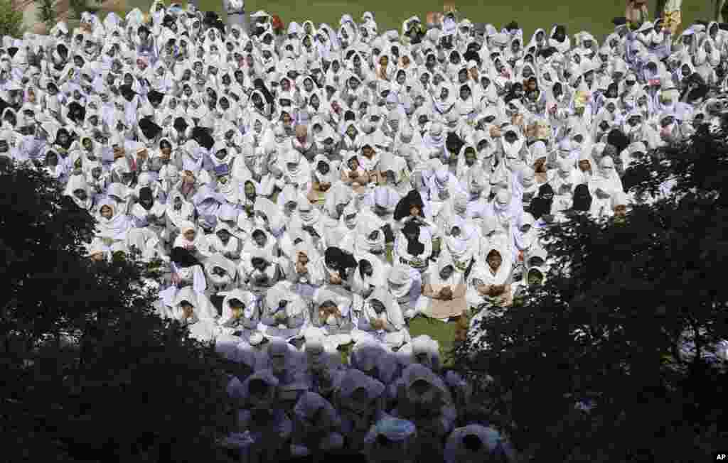 Học sinh Pakistan cầu nguyện cho Malala Yousufzai ở Peshawar, Pakistan, ng&agrave;y 12 th&aacute;ng 10, 2012.