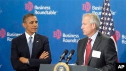 Tổng thống Obama và Giám đốc điều hành Boeing W. James McNerney, Jr trong cuộc gặp tại Washington, ngày 18/9/2013.