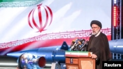 Rais wa Iran Ebrahim Raisi akizungumza wakati wa hafla ya kutangaza kombora jipya la masafa mafupi liitwalo "Fattah", mjini Teheran, Juni 6, 2023.