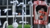 6月17日下午，香港政府总部公民广场铁闸外挂了很多白丝带、白花，悼念6月15日在金钟太古广场堕楼身亡的反送中示威者。 (美国之音/汤惠芸)