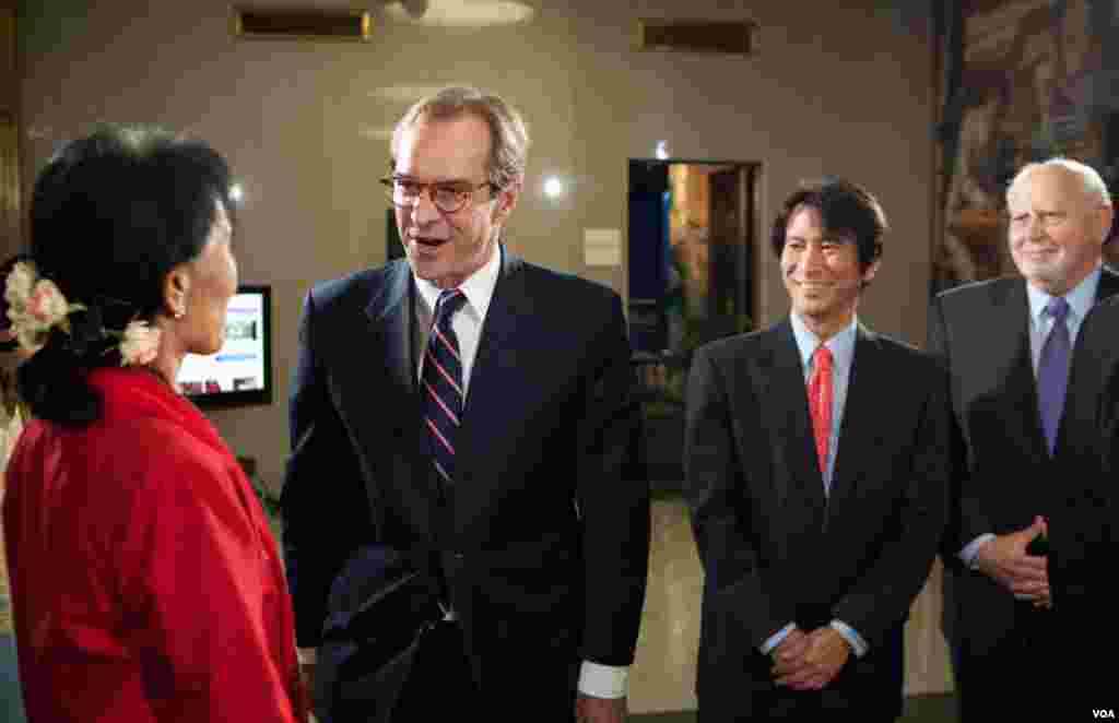Aung San Suu Kyi được chào đón bởi Giám đốc đài VOA David Ensor (trái), Trưởng ban Miến ngữ Than Lwin Htun (giữa) và Giám đốc IBB Richard Lobo. (Alison Klein / VOA)