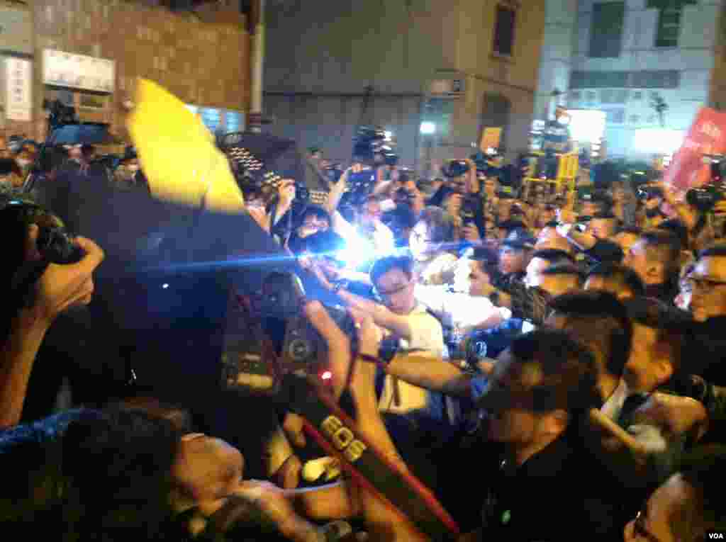 8点半左右,示威者手举雨伞再次冲击警方防线,警方则狂喷辣椒喷剂还击。警方调派大批警员增援,并将配备防暴头盔的警员派至一线与示威者对峙。警方不断呼吁示威者保持冷静,不要冲击警方防线,要求示威者尽快离开。