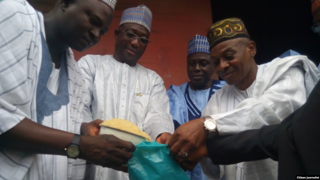 ALHAJI MUHAMMAD KESO, MATAIMAKIN GWAMNAN JIHAR NEJA, yana aunawa mutane shinkafa
