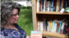 언론인 캣 라자로프 씨가 ‘리틀 프리 라이브러리(Little Free Library)’에서 책을 꺼내들고 있다. 