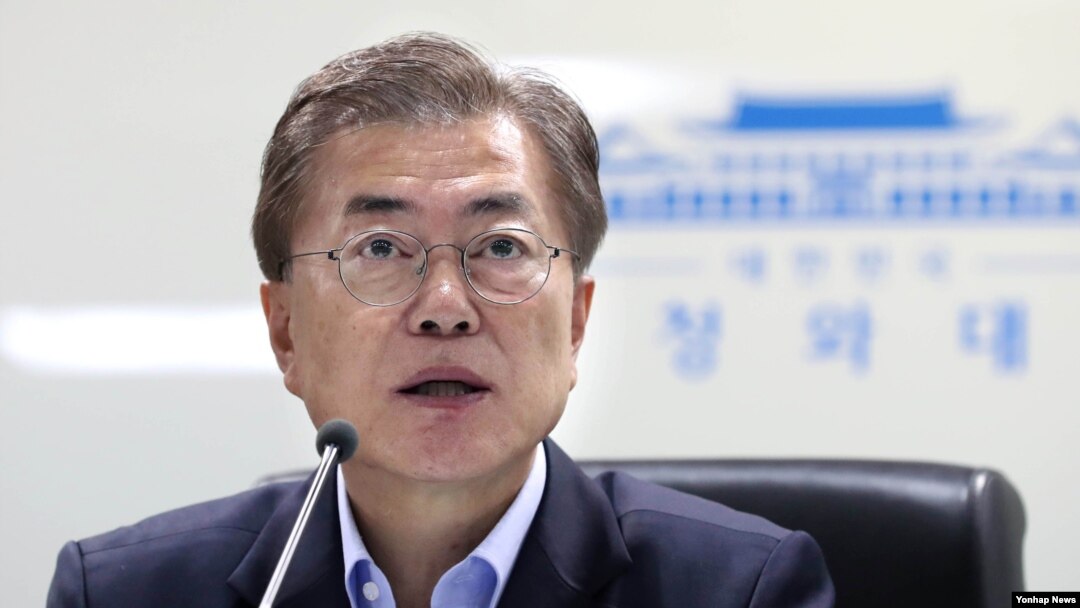 문재인 한국 대통령이 14일 오전 청와대에서 북한의 탄도미사일 발사와 관련해 소집한 국가안전보장회의에서 발언하고 있다.