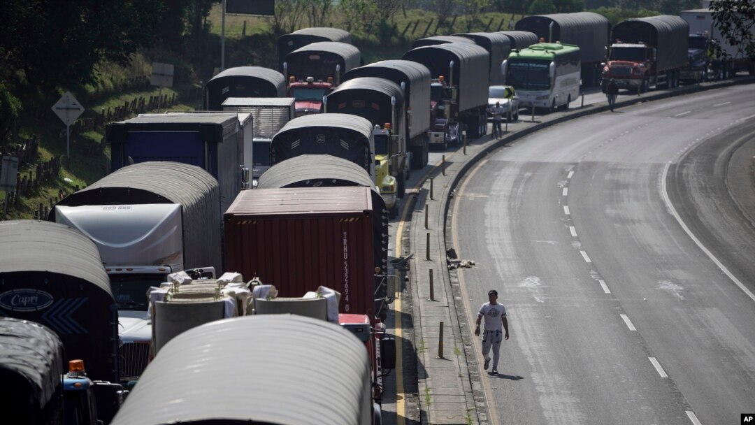 Camioneros bloquean una carretera durante una protesta contra el aumento del precio del diésel en Cajicá, al norte de Bogotá, Colombia, el miércoles 4 de septiembre de 2024.