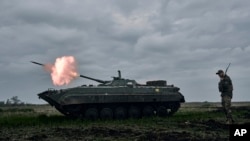 Український БТР веде вогонь по російських позиціях поблизу Авдіївки у Донецькій області, у п’ятницю, 28 квітня 2023 р. (Фото: AP Photo/Libkos)