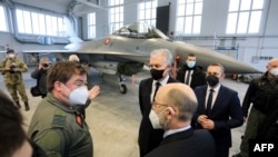 El presidente lituano, Gitanas Nauseda (centro), asiste a una ceremonia de bienvenida para los refuerzos de la Misión de Vigilancia Aérea del Báltico de la OTAN en la Base de la Fuerza Aérea de Lituania en Siauliai, Lituania, el 28 de enero de 2022.