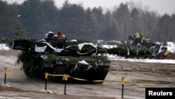 Польський танк німецького виробництва Leopard 2A4 та американський танк M1 Abrams під час навчань у Польщі, 30 січня 2017. REUTERS/Kacper Pempel