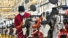 中国山东青岛江淮汽车集团的工人在生产线上装配汽车。（2023年1月31日）