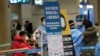 抵达韩国仁川国际机场的中国乘客等待前往入境测试中心。（2023年1月14日）