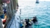 美国海军提供的照片显示美军潜水员在南卡罗莱纳州海岸外打捞被击落的中国间谍气球碎片。（2023年2月7日）