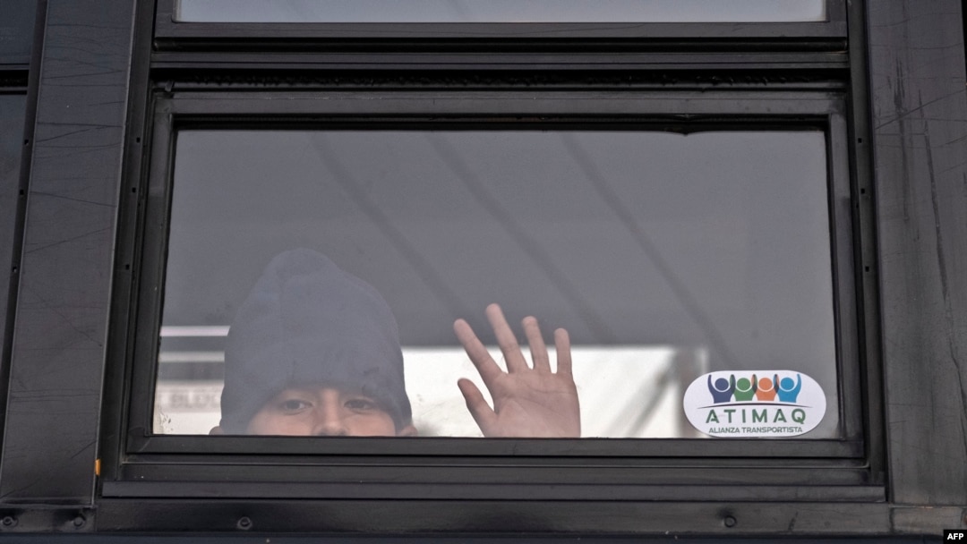 Un niño migrante permanece en un autobús mientras las autoridades desmantelan un campamento improvisado en las afueras del puerto de cruce de El Chaparral en Tijuana, estado de Baja California, México, cerca de la frontera con los EE. UU., el 6 de febrero de 2022.