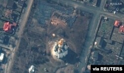 Братська могла у Бучі довжиною приблизно у 14 метрів, супутниковий знімок 31 березня 2022. Maxar Technologies/Handout via REUTERS