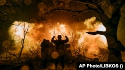 Українські солдати ведуть артилерійський вогонь по російських позиціях поблизу Бахмута в Донецькій області. 20 листопада 2022 р. 