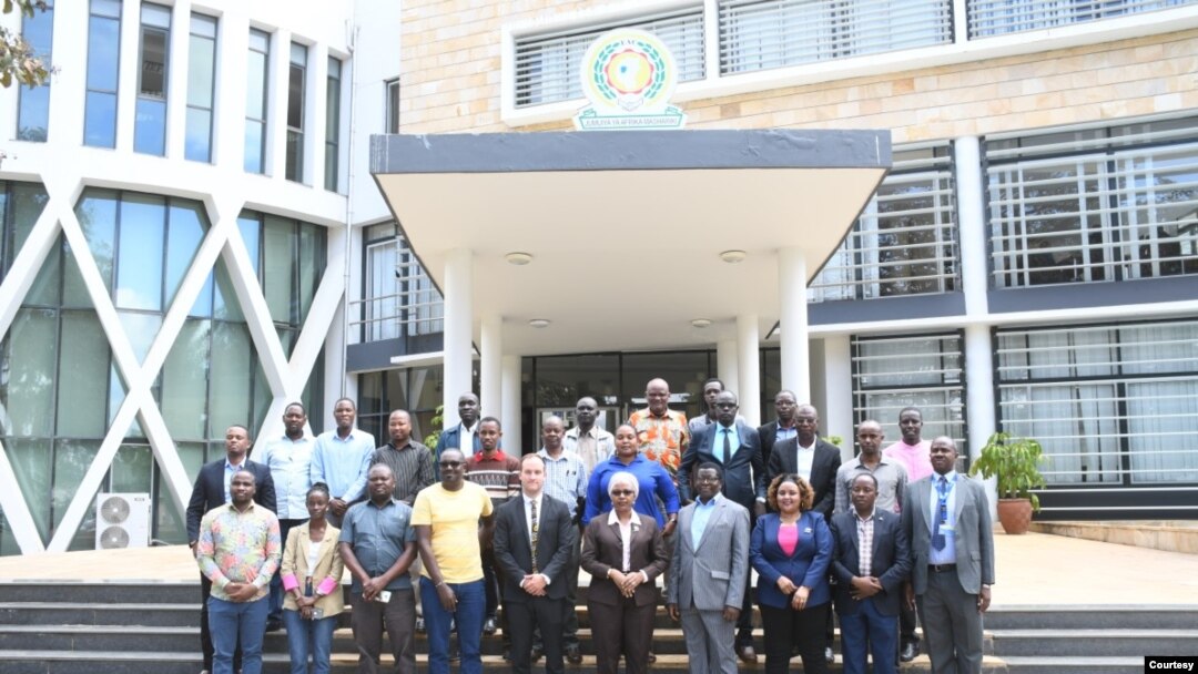 Waandishi wa habari wapigwa picha ya pamoja nje ya makao makuu ya Jumuiya Ya Afrika Mashariki mjini Arusha, Tanzania. Novemba 28, 2022. Picha na Asiraji Mvungi. 