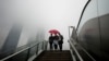 上海陆家嘴金融区的行人在雨中行走。（2022年12月9日）