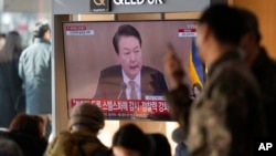 지난달 27일 한국 서울역에 설치된 TV에서 윤석열 대통령이 북한의 무인기 도발에 대응해 군에 흔들림 없는 대비 태세 강화를 주문했다는 내용의 보도가 나오고 있다.