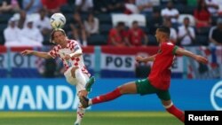 El centrocampista croata Luka Modric empuja en vano el balón frente a un equipo marroquí que detuvo todas las intenciones de gol el miércoles, cuyos mejores momentos pasaron por la lllave de Modric, en el estadio Al Bayt, el 23 de noviembre de 2022.