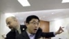 2月28号，自称“中国独立学者杜建国”的男子在世界银行行长罗伯特·佐利克在北京举行的记者会上抗议，被保安送出会场
